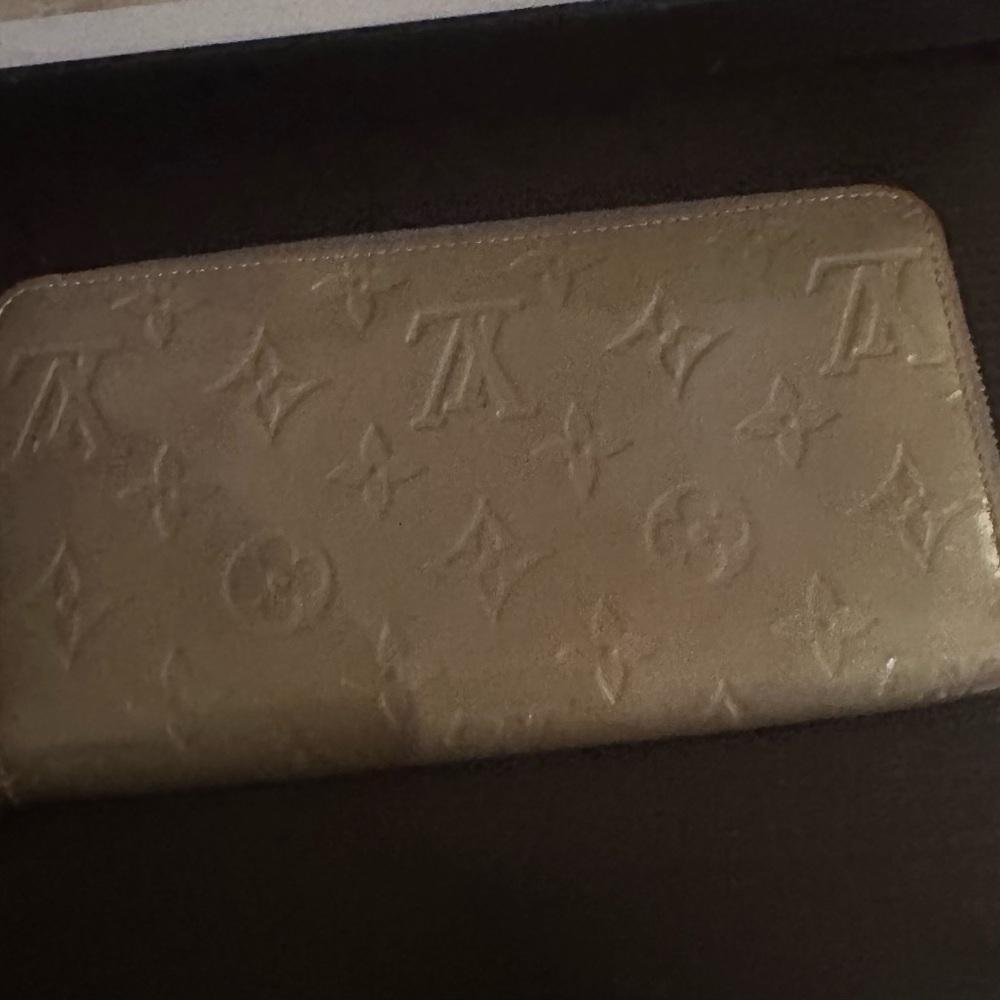 Louis Vuitton wallet . - Picture 9 of 12
